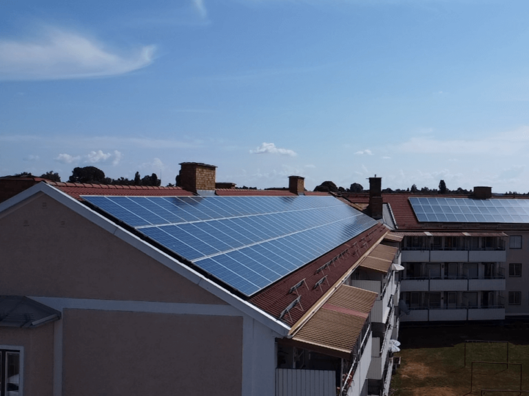 Bostadsrättsförening i Krylbo med solpaneler på taket.